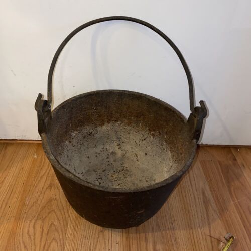 Cast Iron Deep small Cauldron Pan With Handle – Unique Antiques of  Connecticut