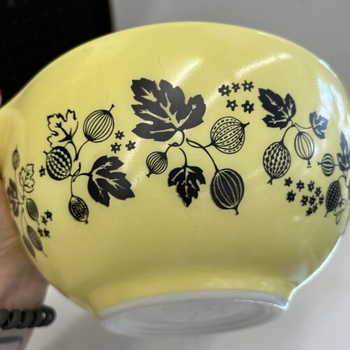 Pyrex purchases Yellow & Black Gooseberry 4 Piece Cinderella Bowl Set